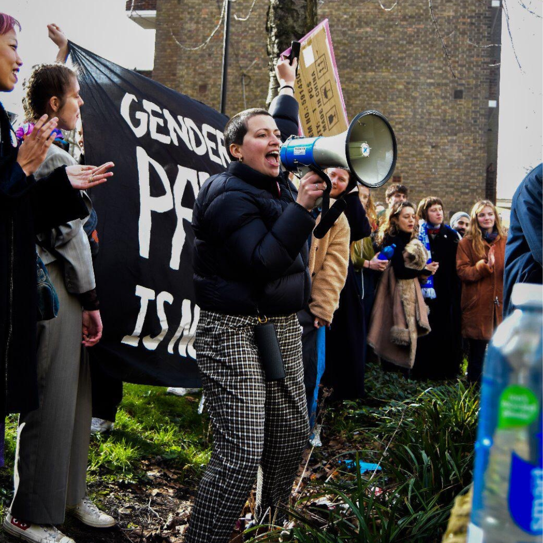 Blue circle with white 'G' in it