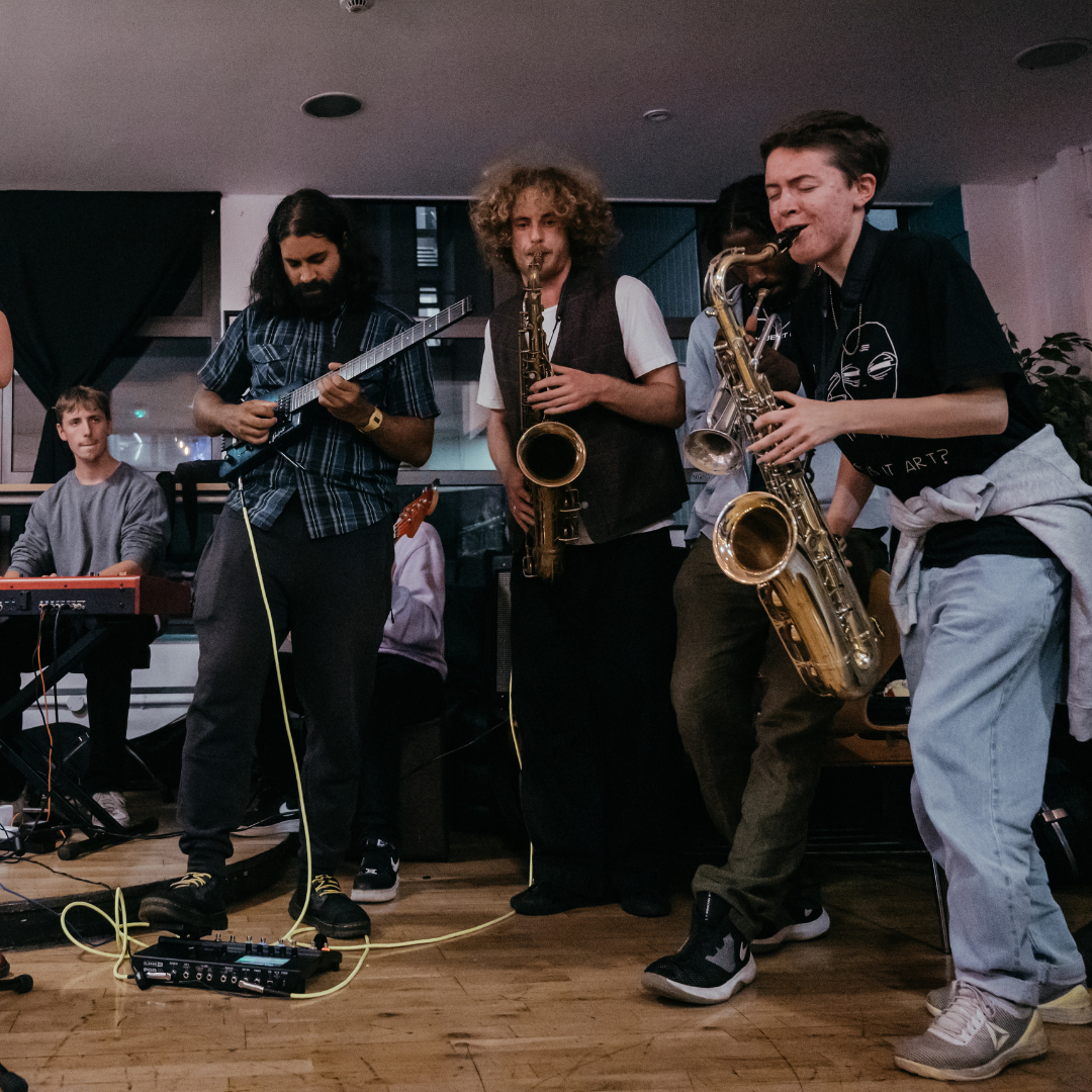 Blue circle with white 'G' in it